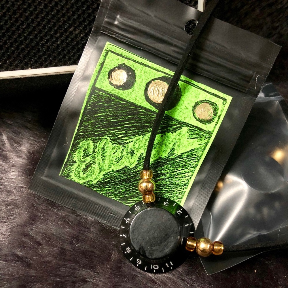 Volume knob choker necklace - Picture 2 of 4